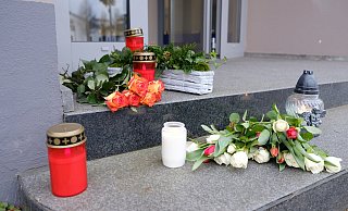 Als Ausdruck ihrer Trauer um die 54-jährige Frau legten am Montag Bürger Blumen nieder und stellten Kerzen auf. - Heike von Schulz