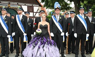 Elegant: Königin Vanessa Feischen-Knipping ließ beim Festumzug des Schützenvereins Nörde die fehlenden Sonnenstrahlen glatt vergessen. - Anette Etzel