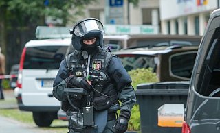 Das Symbolfoto zeigt einen SEK-Beamten. In Hausberge war das Bielefelder SEK am Freitagmorgen im Einsatz. - Andreas Zobe