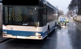 Aus bisher unbekannten Gründen prallte der Rollerfahrer gegen den geparkten Bus. - Polizei Minden-Lübbecke