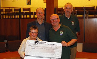 Mit dem Spendenscheck: Achim Fahney (vorn r.) und Cornelis Kuit (hinten r.) von der St.-Sebastian-Schützenbruderschaft überreichen einen Scheck an Monika Lehmenkühler und Jens Manzke als Vertreter der Flüchtlingshilfe Borchen. - Thomas Finke