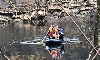 Von einem Boot aus suchen die Hunde auf dem Gewässer nach Spuren. - Stefanie Dullweber