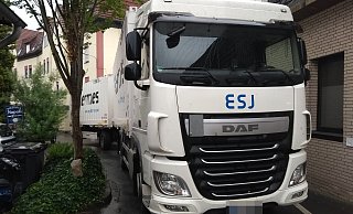 Weder vor noch zurück: Der LKW mit Anhänger steckte in der Mühlengasse fest. - Jan-Henrik Gerdener