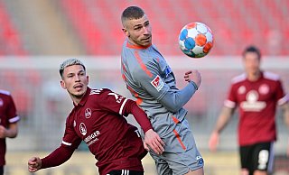 Stürmer Felix Platte (r.), hier gegen Nürnbergs Lino Tempelmann, erzielte mit seinem achten Saisontreffer das 2:0 für Paderborn. - picture alliance / Sportfoto Zink / Wolfgang Zink