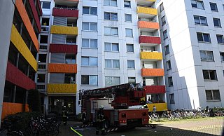 Vorsichtshalber hatten die Feuerwehrleute auch eine Drehleiter am Brockweg in Stellung gebracht. Sie kam aber nicht zum Einsatz. - Andreas Eickhoff