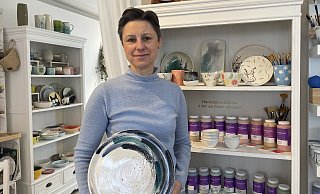 Sabina Koch-Bagdonaite hat 2016 ihr Keramikstudio in Schloß Neuhaus eröffnet - hier können Kreative selber Tassen, Teller, Kerzenständer und andere Keramik bemalen. - Jule Prietzel