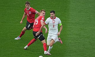 Denkt noch nicht an einen Rücktritt aus der Nationalmannschaft: Polens Robert Lewandowski (r). - Michael Kappeler/dpa