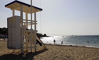 Im Oktober haben an vielen Stränden von Mallorca Rettungsschwimmer ihre Saison bereits beendet. (Symbolbild) - Clara Margais/dpa