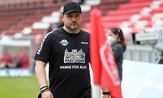 Beim Zweitliga-Gastspiel in Würzburg gab Steffen Baumgart am Sonntag seine Abschiedsvorstellung als SCP-Trainer. Auf seinem T-Shirt hatte er dabei eine Botschaft für ganz Paderborn parat. - imago images/foto2press