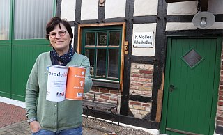 Kathrin Möller vor der ehemaligen Kohlenhandlung Möller. In diesem Jahr wird die Spendenaktion für Brot für die Welt anders gestaltet. - Susanne Barth