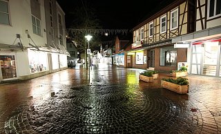 Ein menschenleerer Platz ist in der Innenstadt Gifhorn in Niedersachen zu sehen. Hier gilt bereits zwischen 20.00 Uhr und 5.00 Uhr bis Ende Januar die Ausgangsbeschränkung. - Foto: Bodo Marks/dpa