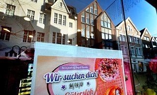 Royal Donuts an der Berliner Straße in Gütersloh ist aktuell auf der Suche nach einer 450-Euro-Arbeitskraft. Neben dem Donut-Shop sind auch andere Einzelhändler und Gastronomen in der Dalkestadt auf der Suche nach Minijobbern. - Andreas Frücht Royal Donuts an der Berliner Straße in Gütersloh ist aktuell auf der Suche nach einer 450-Euro-Arbeitskraft. Neben dem Donut-Shop sind auch andere Einzelhändler und Gastronomen in der Dalkestadt auf der Suche nach Minijobbern. - Andreas Frücht