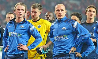 SCP-Abwehrchef Felix Götze, Torwart Pelle Boevink und Stürmer Sven Michel (v. l.) sind nach der 0:3-Pleite in Lautern sichtlich bedient. - IMAGO/Jan Huebner