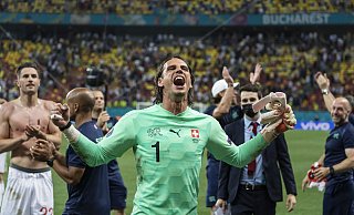 Der Schweizer Torwart Yann Sommer jubelt nachdem er den entscheidenden Schuss im Elfmeterschießen gehalten hat. - Jean-Christophe Bott/KEYSTONE/dpa