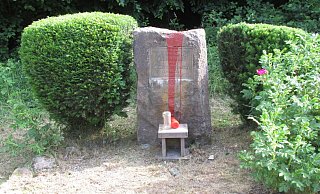 Der Gedenkstein wurde Farbe beschmiert. - Polizei Holzminden