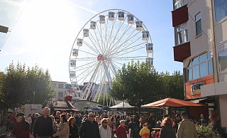 An zwei Wochenendtagen war die Polizei mit verstärkten Kräften bei der City-Kirmes Herford auf dem Alten Markt in der Nähe des Riesenrads stationiert. - Susanne Barth