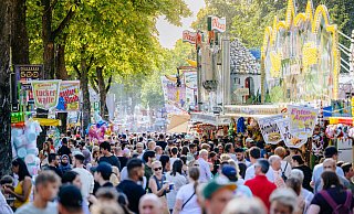 Ob auf dem Liboriberg, Kamp oder am Rathausplatz, zeitweise herrschte zu Libori dichtes Gedränge. - Besim Mazhiqi