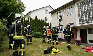 Die Kameraden der Feuerwehr im Einsatz am Forellenweg. - Christian Mathiesen