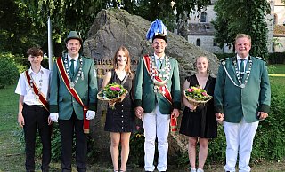 Freuen sich auf das Schützenfest in Gehrden: Schülerprinz Robin Krelaus (v. l.), Jugendprinz Leon Gockeln, Königin Morgane Gehle, König Max Brenneke, Gastfrau Marie Weber, Königsgast Christoph Milleg. - privat