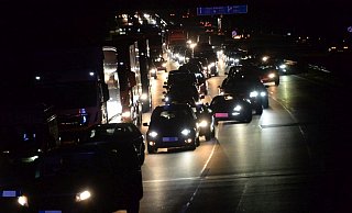 Bei dem Auffahrunfall krachte ein blauer Ford in ein Wohnmobil. Sechs Menschen wurden verletzt. - Andreas Eickhoff