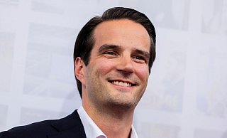 Der Gütersloher Thomas Coesfeld wird ab 2027 das Unternehmen Bertelsmann als Vorstandsvorsitzender leiten. Er tritt dann die Nachfolge von Thomas Rabe an. - Christoph Soeder/dpa