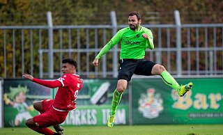 Er hat wieder abgezogen: Simon Engelmann ist der herausragende Stürmer der Regionalliga West, auch wenn er am vergangenen Samstag im Heimspiel gegen den Bonner SC kein Schussglück hatte. Über 100 Regionalliga-Tore hat der 30-Jährige in seiner Laufbahn erzielt. Foto: Noah Wedel - Noah Wedel