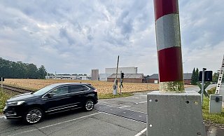 Auf dieser Ackerfläche am Hövelhofer Mergelweg will Hedenkamp, erfolgreicher Produzent von Arznei- und Nahrungergänzungsmitteln, eine neue Produktionsstätte errichten. - Jens Reddeker