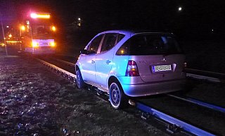 Pkw im Gleisbett. - Polizei Bielefeld