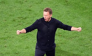 Julian Nagelsmann bejubelt bei der Heim-EM den Achtelfinalsieg gegen Dänemark in Dortmund. - Marcus Brandt/dpa