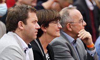 Lars Klingbeil, Saskia Esken und Norbert Walter-Borjans beim Wahlkampfabschluss der SPD für die Bundestagswahl 2021 auf dem Heumarkt. - picture alliance / Geisler-Fotopress | Christoph Hardt/Geisler-Fotopres