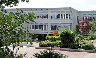 An diesem Gymnasium in Brackwede schallten plötzlich Amok-Warnungen durch das Gebäude. - NW