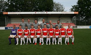 Trainerteam und Zugänge des VfL Theesen für die Saison 2020/21: Hintere Reihe von links Torwart-Trainer Johannes Ludwig, Co-Trainer Asef Duratovic, Trainer Andreas Brandwein, Co-Trainer Timo Niermann sowie die Betreuer Peter Moneke und Hayrettin Yildiz. In der vorderen Reihe von links Arne Kampe, Marco Mescheder, Memos Sözer, Finn Jaster, Philip Kunde, Jannis Wehmeier, Garon Zeibig, Agon Beqiri, Kacper Szaflarski und Niklas Sewing. - Nicole Bentrup