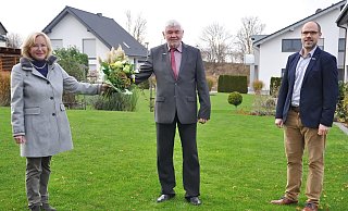 Klemens Otte (M.), Ortsvorsteher der Kernstadt Bad Wünnenberg, wurde von Bürgermeister Christian Carl und seiner Nachfolgerin Maria Junge verabschiedet. - Brigitta Wieskotten