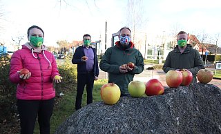 Die 15 Äpfel auf dem Foto symbolisieren 15 Bäumchen. Für die Aktion der Grünen werben Kathrin Röllke (v. l.) Philipp Ashton, Bernd Eickelmann und Jens Oppitz. - Sabine Kubendorff Die 15 Äpfel auf dem Foto symbolisieren 15 Bäumchen. Für die Aktion der Grünen werben Kathrin Röllke (v. l.) Philipp Ashton, Bernd Eickelmann und Jens Oppitz. - Sabine Kubendorff