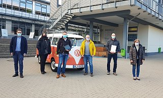 Simon Tewes (stellv. Schulleiter, v. l.), Anke Arens (Vorsitzende Schulpflegschaft), Jörg Henze (Photodesign Henze), Thomas Gelhaus (stellv. Vorsitzender Schulpflegschaft), Uwe Damer und Christa Heinemann als Vertreter des Schulträgers freuen sich über das gelungene Projekt. - Gesamtschule Bad Driburg Simon Tewes (stellv. Schulleiter, v. l.), Anke Arens (Vorsitzende Schulpflegschaft), Jörg Henze (Photodesign Henze), Thomas Gelhaus (stellv. Vorsitzender Schulpflegschaft), Uwe Damer und Christa Heinemann als Vertreter des Schulträgers freuen sich über das gelungene Projekt. - Gesamtschule Bad Driburg