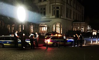Ende einer Raubtour mit Messer: Zwei tatverdächtige Teenager wurden nach dem Überfall festgenommen. - Jens Reichenbach