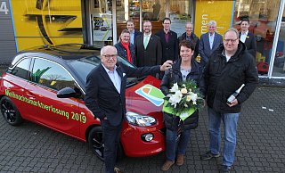 Heinz Buschmann überreicht Claudia und Wolfgang Spreen den Schlüssel für den Opel Adam. - Klaus Frensing