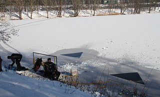 In das Eis des Fichtensees sind zwei dreieckige Löcher geschnitten worden. Am vergangenen Samstag probten hier Mitglieder der DLRG und der Feuerwehr Löhne den Ernstfall unter optimalen Bedingungen. - Sonja Töbing