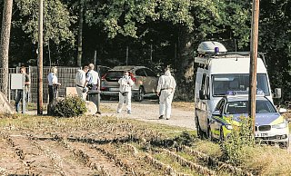 Als der Mann mit Schrotgewehr und Sturmhaube auf sie zukam, legte Tanja S. den Rückwärtsgang ein und gab Gas. Doch sie kam nicht weit, sie starb am Steuer ihres Volvos. - Andreas Zobe