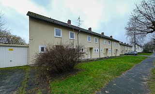Kölner Straße in Brackwede: Insgesamt acht Reihenhäuser des gleichen Haustyps, Baujahr 1956, mit einer geschätzten Wohnfläche von jeweils etwa 70 Quadratmetern sollen verkauft werden. - Foto: Andreas Zobe/NW