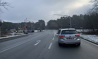 Links ab in Richtung Vorderflöß geht es an der immer noch provisorischen Ampel in Bad Lippspringe. Immerhin stehen schon Ausleger für die feste Ampelanlage. - Jens Reddeker