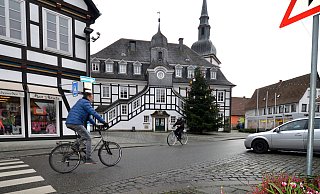 Mehr Sicherheit: Um den Durchgangsverkehr zu reduzieren, soll die Rathausstraße in Höhe des Rathauses in eine Mischverkehrsfläche für Fußgänger, Radfahrer und Fahrzeuge umgebaut werden, ohne Abgrenzung von Gehweg und Fahrbahn. FOTO: BIRGIT VREDENBURG|| - Birgit Vredenburg