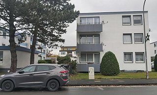 In diesem Haus an der Lübbecker Straße hat ein Unbekannter am Mittwochabend randaliert. Danach hat der Täter drei Polizisten angegriffen. - Florian Weyand