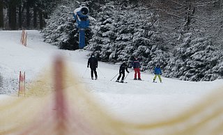 Skifahrer fahren auf der Skipiste Rauher Busch: Am Wochenende könnte das Angebot von zuletzt 3 auf etwa 15 Lifte wachsen. - picture alliance/dpa