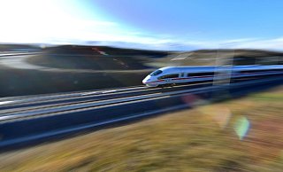 Huscht durch die Landschaft: Ein superschnelle ICE-Zug der Deutschen Bahn auf der Neubaustrecke München-Berlin. Womöglich fahren solche Zügen in Zukunft auch auf einer neuen Trasse quer durch Ostwestfalen-Lippe? - Verwendung weltweit