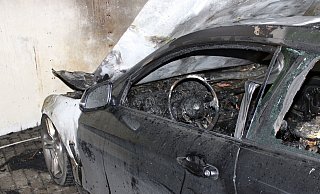 Der BMW brannte nahezu vollständig aus. Die Ermittlungen der Polizei zur Ursache dauern an. - Polizei Minden-Lübbecke