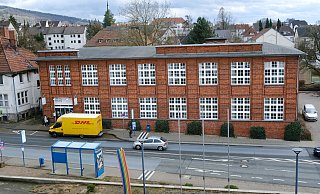 Die Brackweder Stadtteilbibliothek hat in der ehemalige Herrenwäschefabrik Baumhöfener & Heise von 1911/12 mit ihrer schönen Ziegelfassade ein ansehnliches Zuhause. Das wird nun modernisiert. - Andreas Zobe