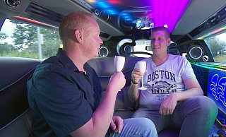 Können die Augen nicht voneinander lassen: Bauer Heino und Kandidat Markus aus Herford sind zum Start der Hofwoche direkt auf einer Wellenlänge unterwegs. - Screenshot: RTL Können die Augen nicht voneinander lassen: Bauer Heino und Kandidat Markus aus Herford sind zum Start der Hofwoche direkt auf einer Wellenlänge unterwegs. - Screenshot: RTL