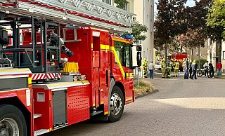 Wegen einer Verpuffung im Keller eines Mehrfamilienhauses rückte die Feuerwehr Bad Lippspringe am Freitagnachmittag zur Waldstraße aus. - Ralph Meyer