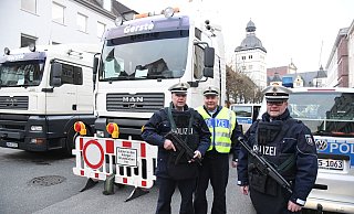 Schon fast ein alltägliches Bild: Sicherheitskräfte und LKW-Absperrungen schützen die Zufahrtsstraßen auch bei Großveranstaltungen in Paderborn. - Archivfoto: Marc Köppelmann